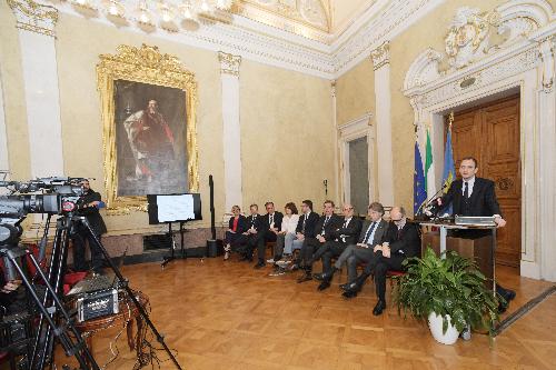 Il presidente Fedriga insieme agli assessori alla conferenza stampa di fine anno